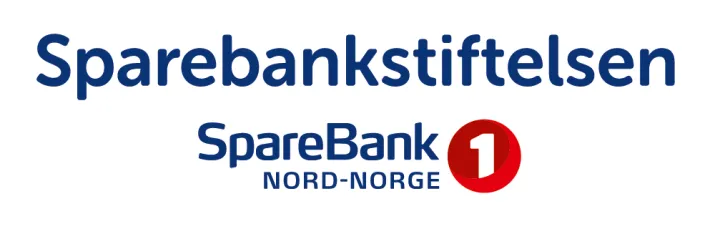 Hvit bakgrunn, bl&aring; tekst "Sparebankstiftelsen SpareBank 1 Nord-Norge".