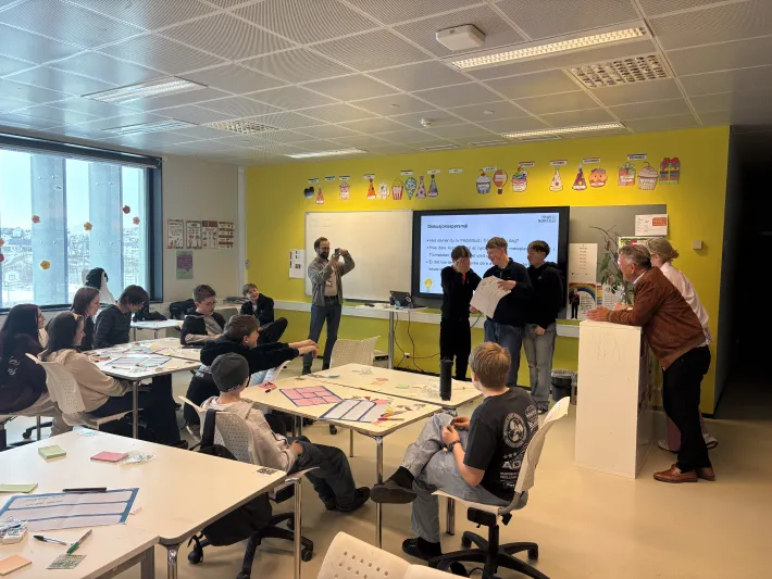 Bilde fra workshop om hvor ungdomsklubben i Tromsdalen kan være. Ordfører Gunnar Wilhelmsen og APs gruppeleder Marta Hofsøy var tilstede for å lytte til ungdommen.