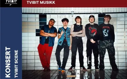 Konsert Tvibit scene. Et bilde av fem gutter i et band som st&aring;r foran en hvit farget flisvegg.