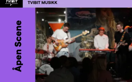 Bilde av et band med teksten "&Aring;pen scene" p&aring; vesntre siden.