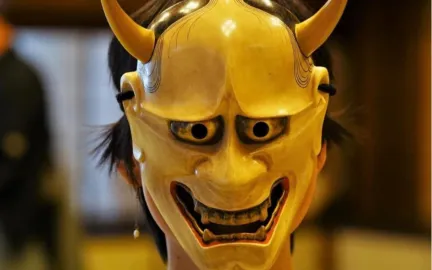 En person i en japansk oni-maske.