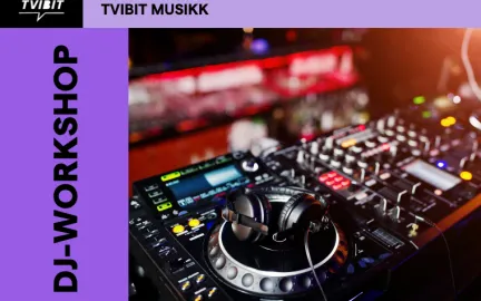 Teksten "DJ-Workshop" til venstre side. P&aring; h&oslash;yre side er det et bilde av et DJ bord.