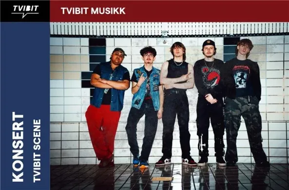 Konsert Tvibit scene. Et bilde av fem gutter i et band som står foran en hvit farget flisvegg.