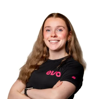 Kvinne som st&aring;r med kryssede armer i en Evo t-skjorte.