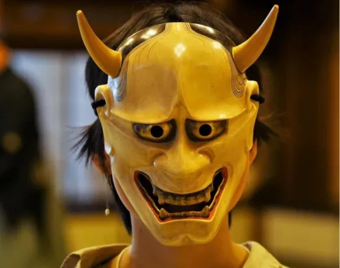 En person i en japansk oni-maske.